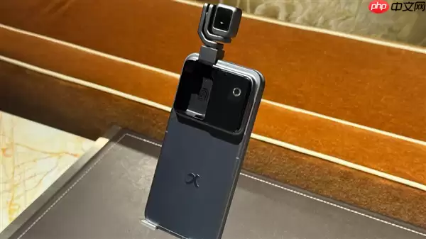 这就是全球首款机器人手机!荣耀ROBOT PHONE惊喜亮相CES