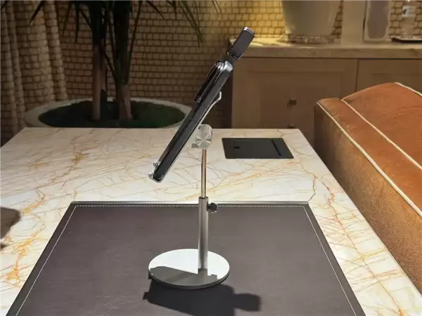 这就是全球首款机器人手机!荣耀ROBOT+PHONE惊喜亮相CES