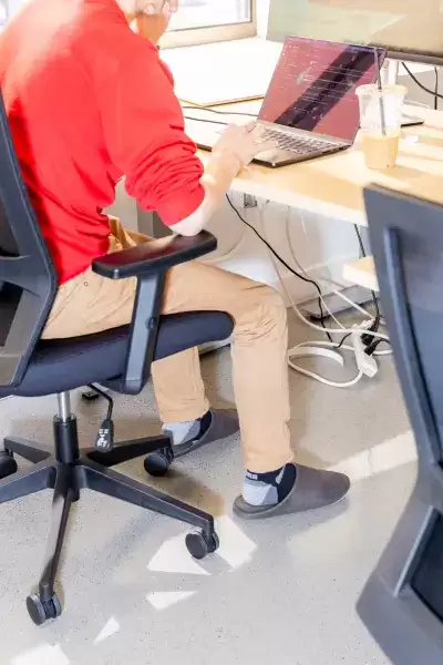 硅谷科技初创公司兴起“脱鞋办公”潮，欲以居家感缓解 996 压力