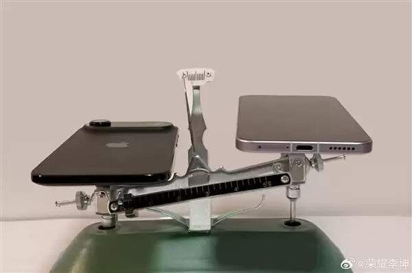 既Pro又Air!荣耀李坤晒荣耀新机 比iPhone Air还轻