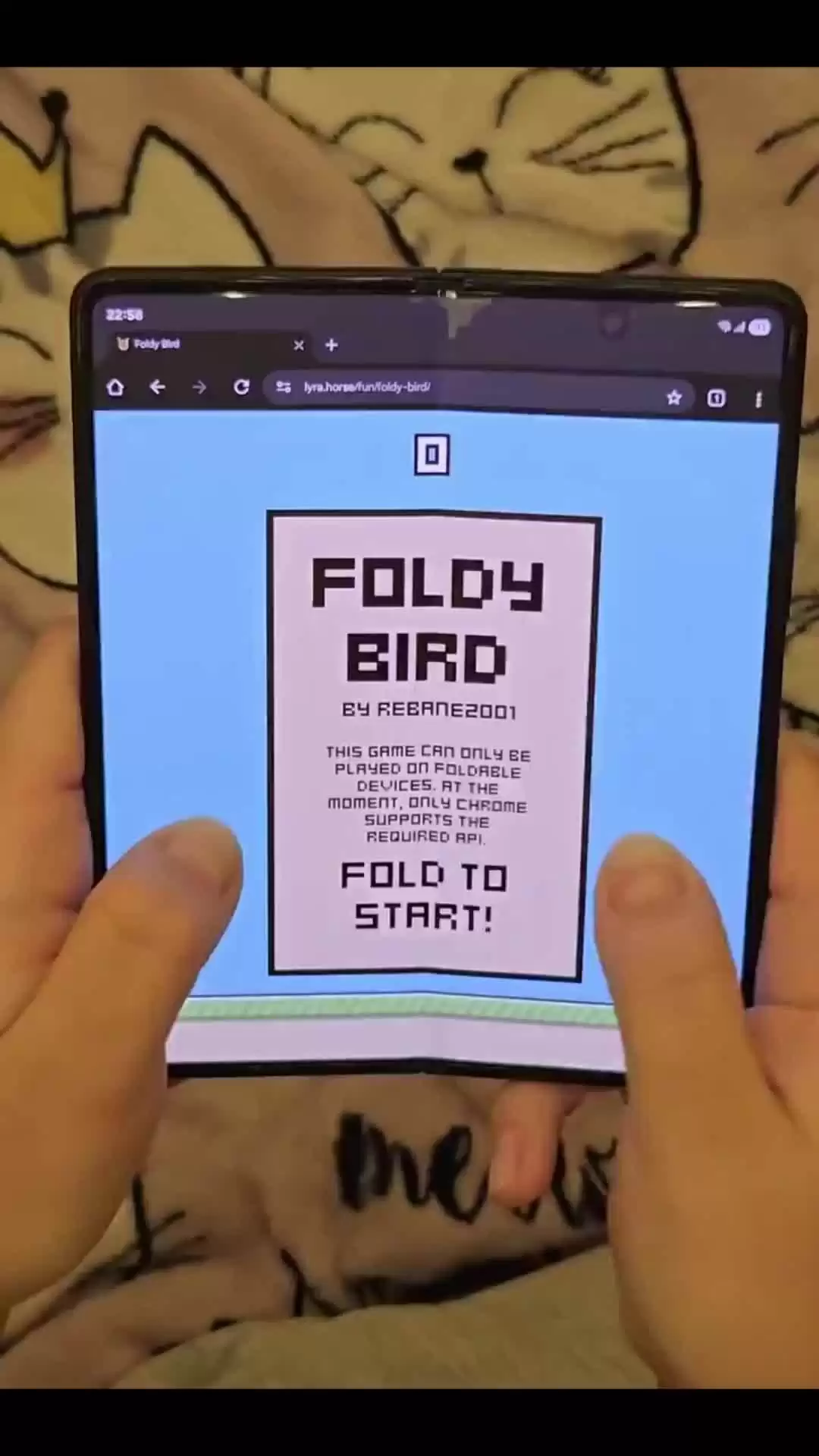 铰链大考验，玩家用折叠屏手机开合游玩《Flappy Bird》小游戏