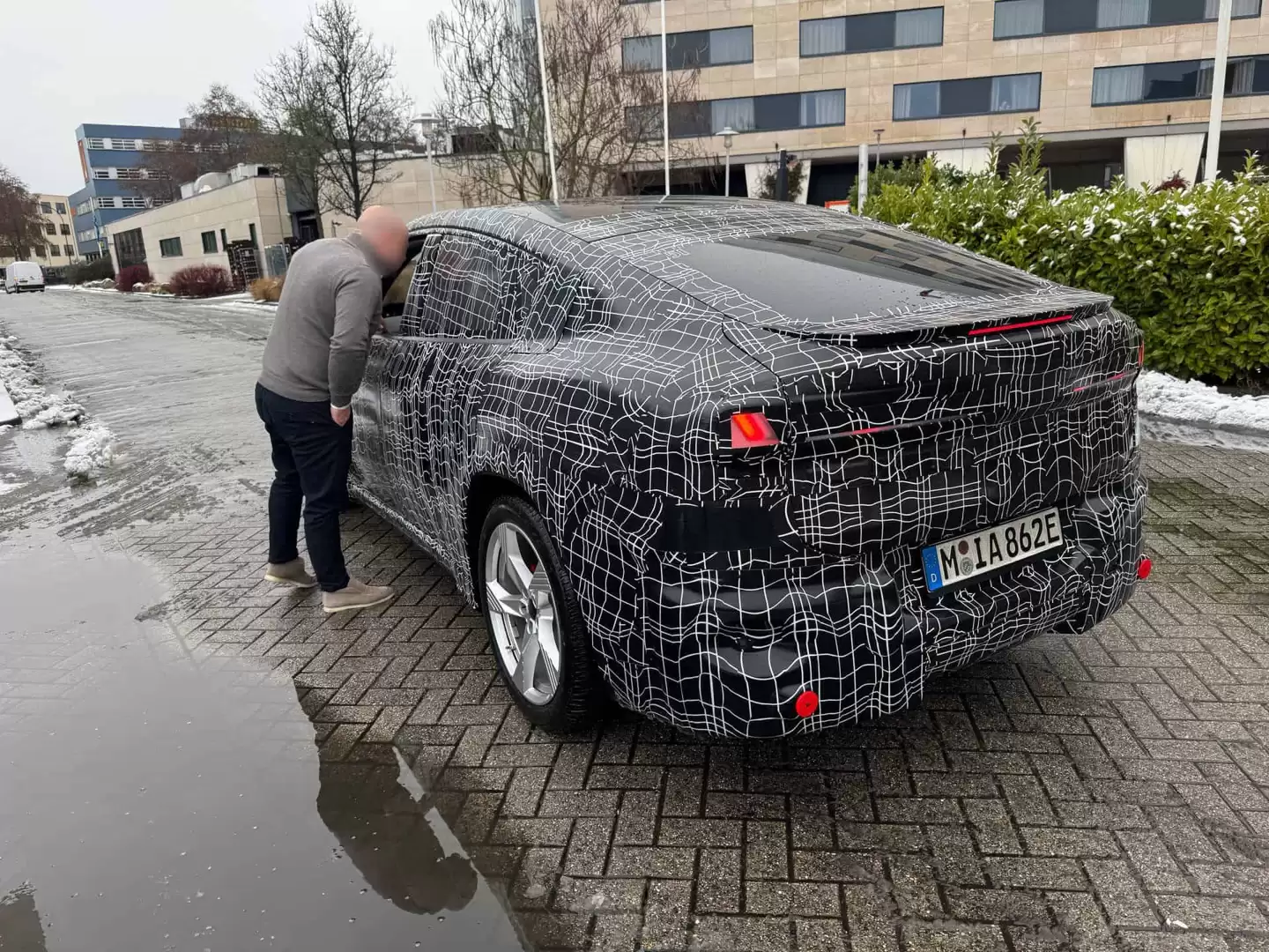 宝马首款纯电轿跑 SUV，新时代 iX4 实车谍照曝光