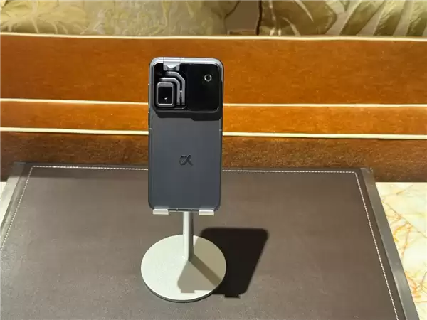 这就是全球首款机器人手机!荣耀ROBOT+PHONE惊喜亮相CES