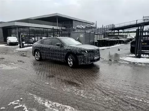 宝马iX4纯电轿跑路试曝光，基于新平台打造续航超600公里