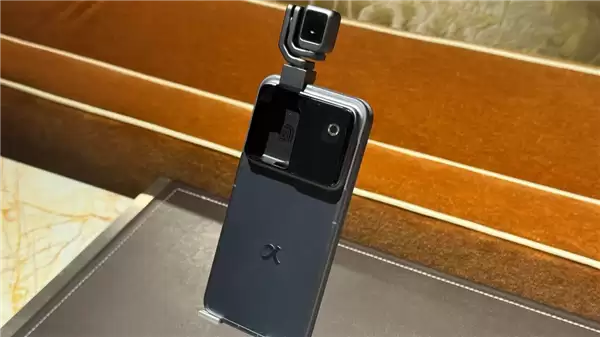 这就是全球首款机器人手机!荣耀ROBOT+PHONE惊喜亮相CES