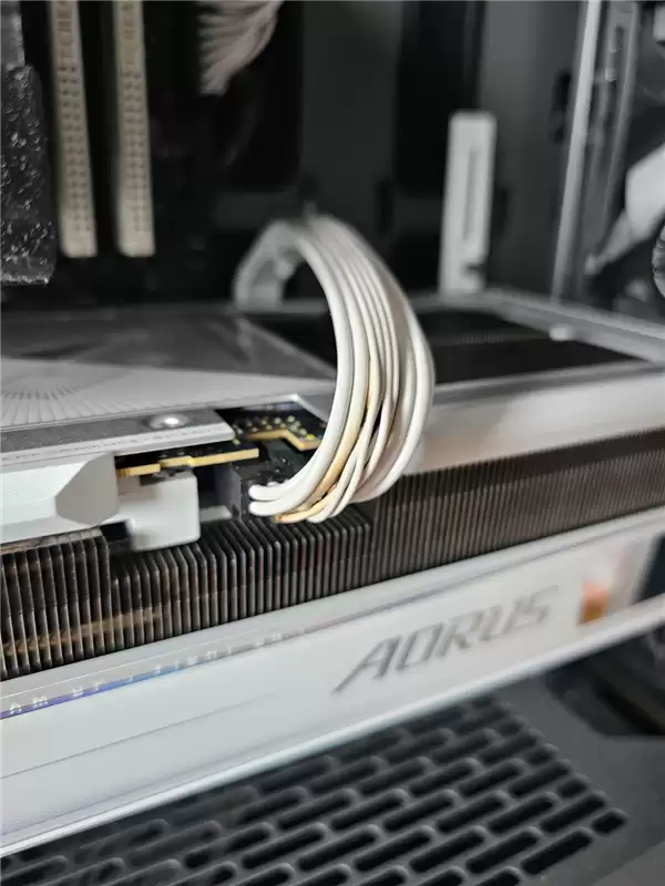 RTX 5090新年第一烧!玩游戏时闻到糊味已心知不妙