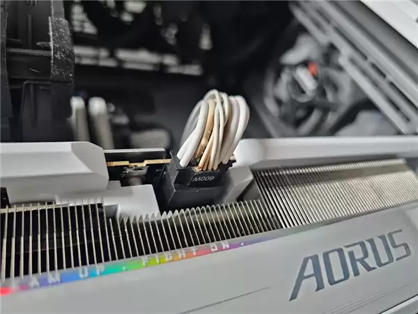 RTX 5090新年第一烧!玩游戏时闻到糊味已心知不妙