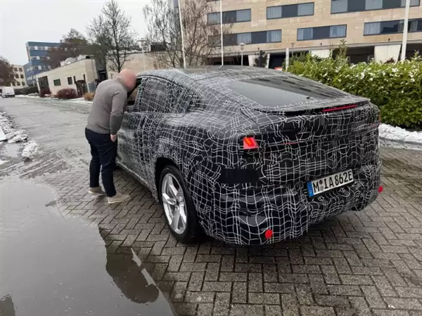 宝马首款纯电轿跑SUV！新一代iX4实车谍照曝光：姿态更低、更具攻击性