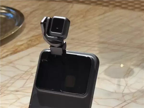 这就是全球首款机器人手机!荣耀ROBOT+PHONE惊喜亮相CES