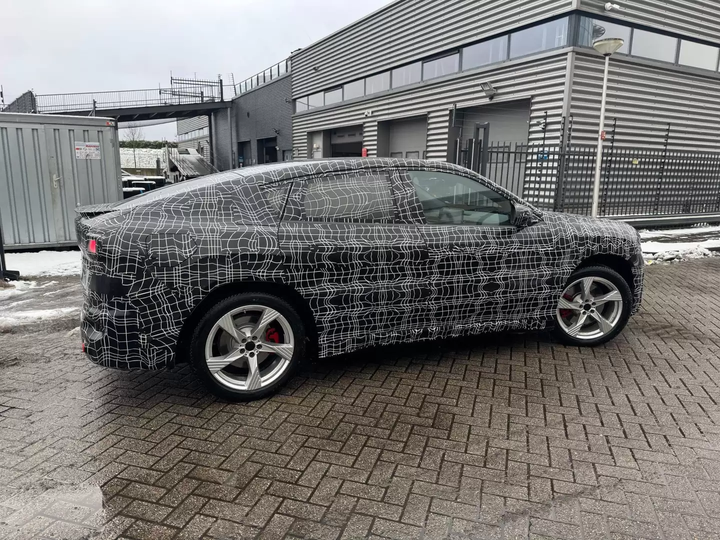 宝马首款纯电轿跑SUV，新一代iX4实车谍照曝光