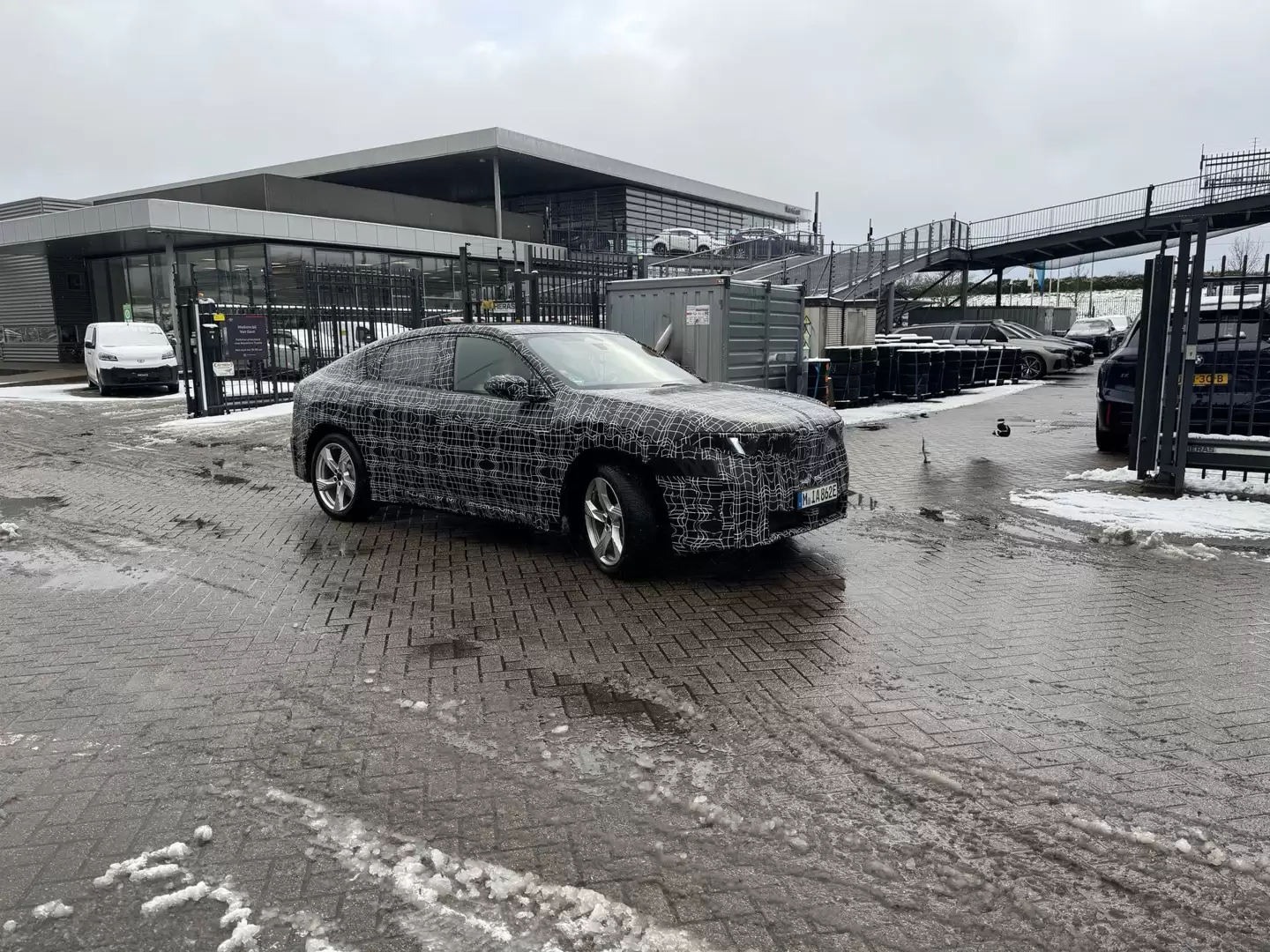 宝马首款纯电轿跑SUV，新一代iX4实车谍照曝光