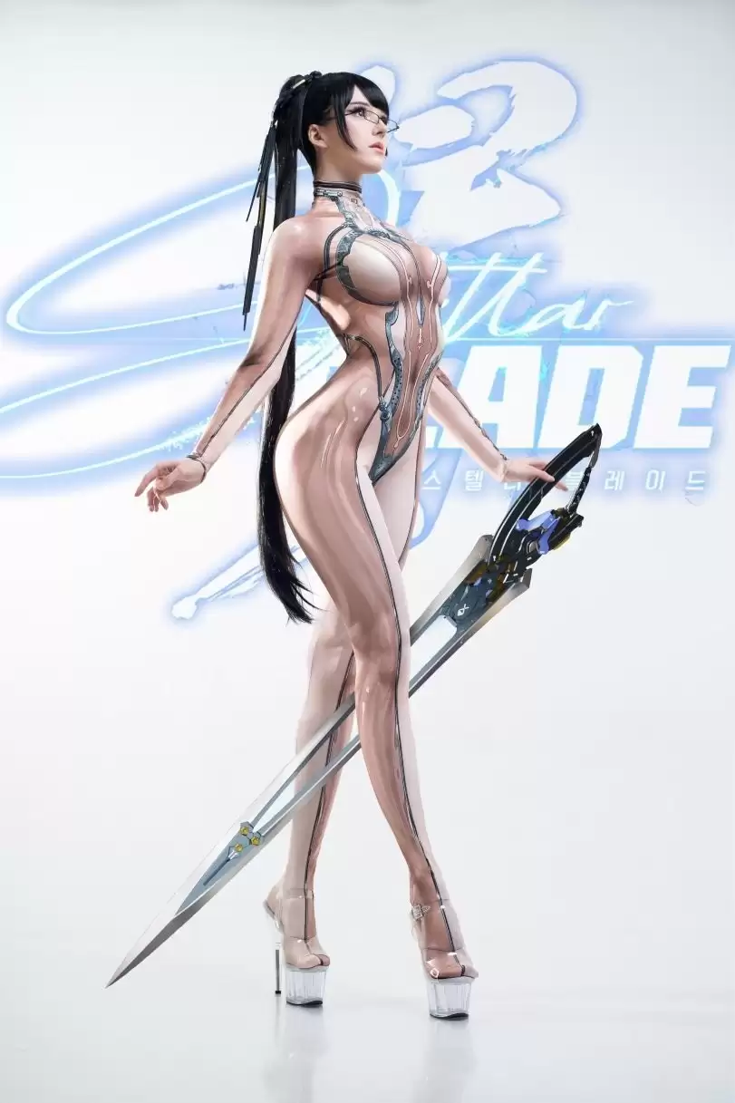 拉脱维亚Coser演绎星刃伊芙引爆网络