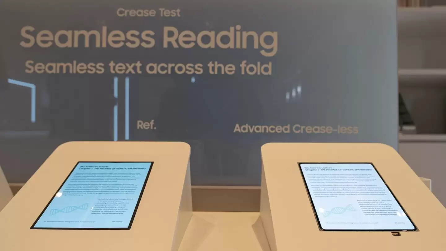 三星展示无折痕折叠屏 OLED 面板，Galaxy Z Fold 8、苹果 iPhone Fold 手机有望搭载