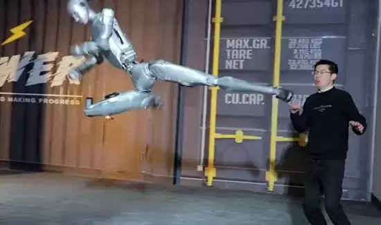 宇树科技发布H2人形机器人：空中回旋踢碎西瓜，动作惊艳如现实版终结者