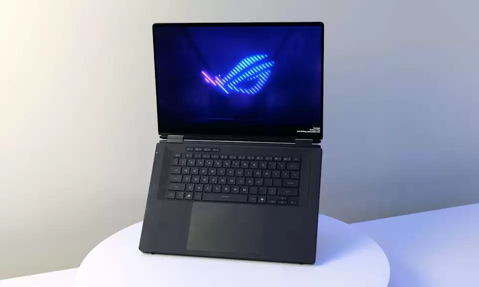 华硕 ROG Zephyrus Duo 双屏游戏本亮相 CES 2026，至高可选 RTX 5090 显卡