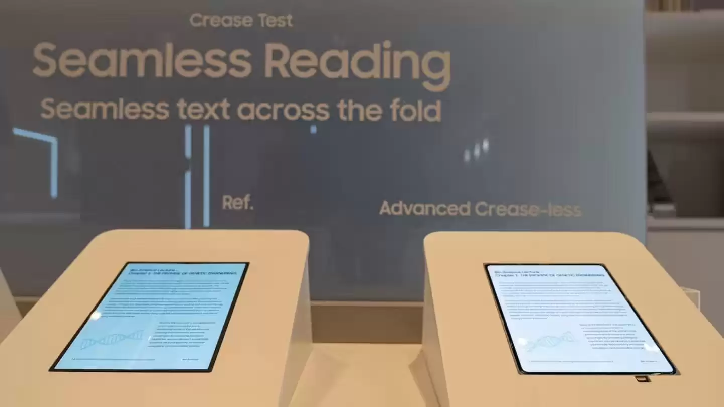 三星展示无折痕折叠屏OLED面板，Galaxy Z Fold 8、苹果iPhone Fold手机有望搭载