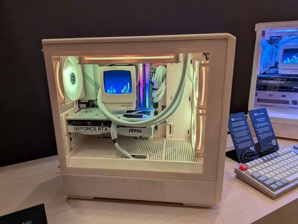 曜越 Retro 360 TG 复古机箱亮相 CES 2026,配“软驱”设计