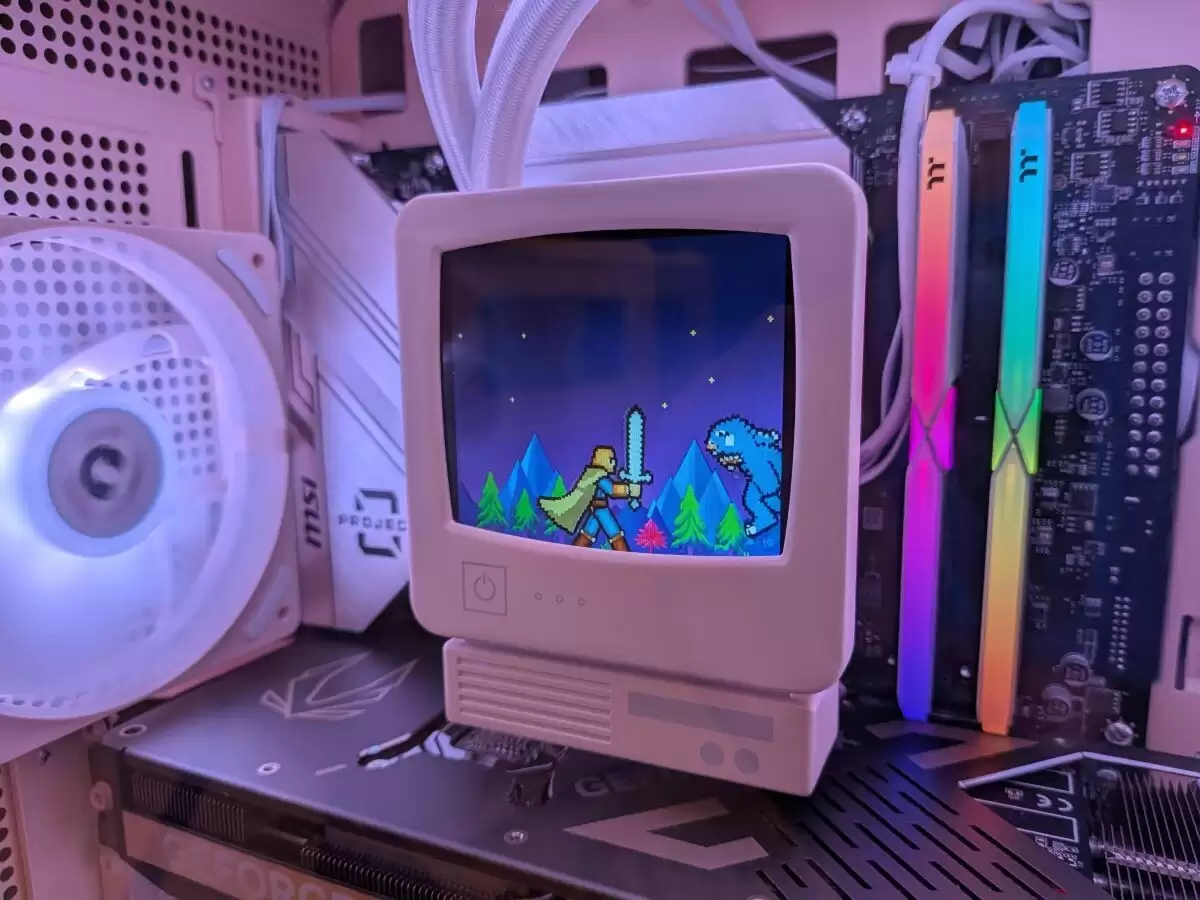 曜越 Retro 360 TG 复古机箱亮相 CES 2026,配“软驱”设计