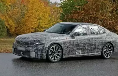 全新一代宝马3系曝光：油电同平台设计，内饰科技感升级