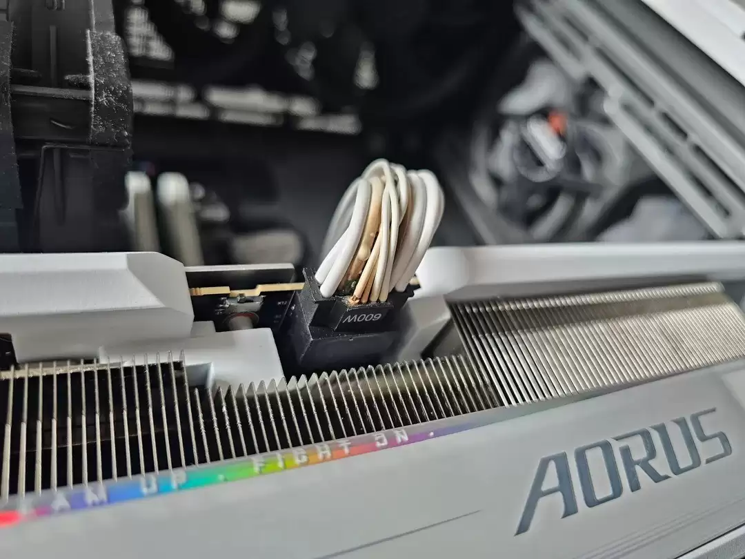 RTX 5090显卡供电口熔毁:跨年游戏突发烧毁事故