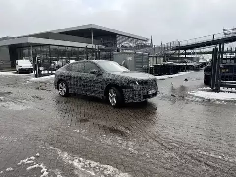 宝马iX4伪装照曝光:首款纯电轿跑SUV将于2026年上市