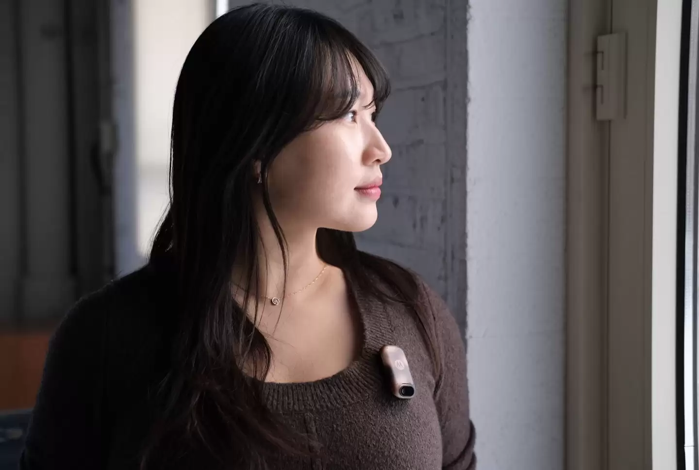 摩托罗拉首款“AI 感知伴侣”硬件曝光:像饰品、无屏幕,做你的“第二双眼”