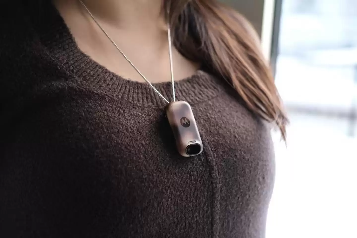 摩托罗拉首款“AI感知伴侣”硬件曝光:像饰品、无屏幕,做你的“第二双眼”