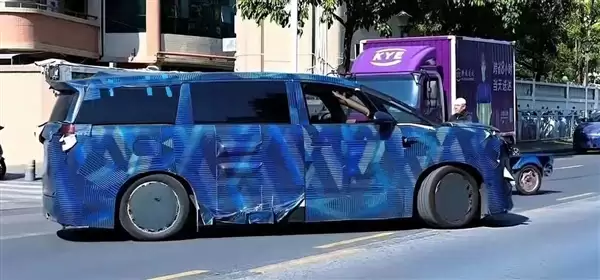 5.4米超长车身!腾势D9L谍照曝光:300km+纯电续航