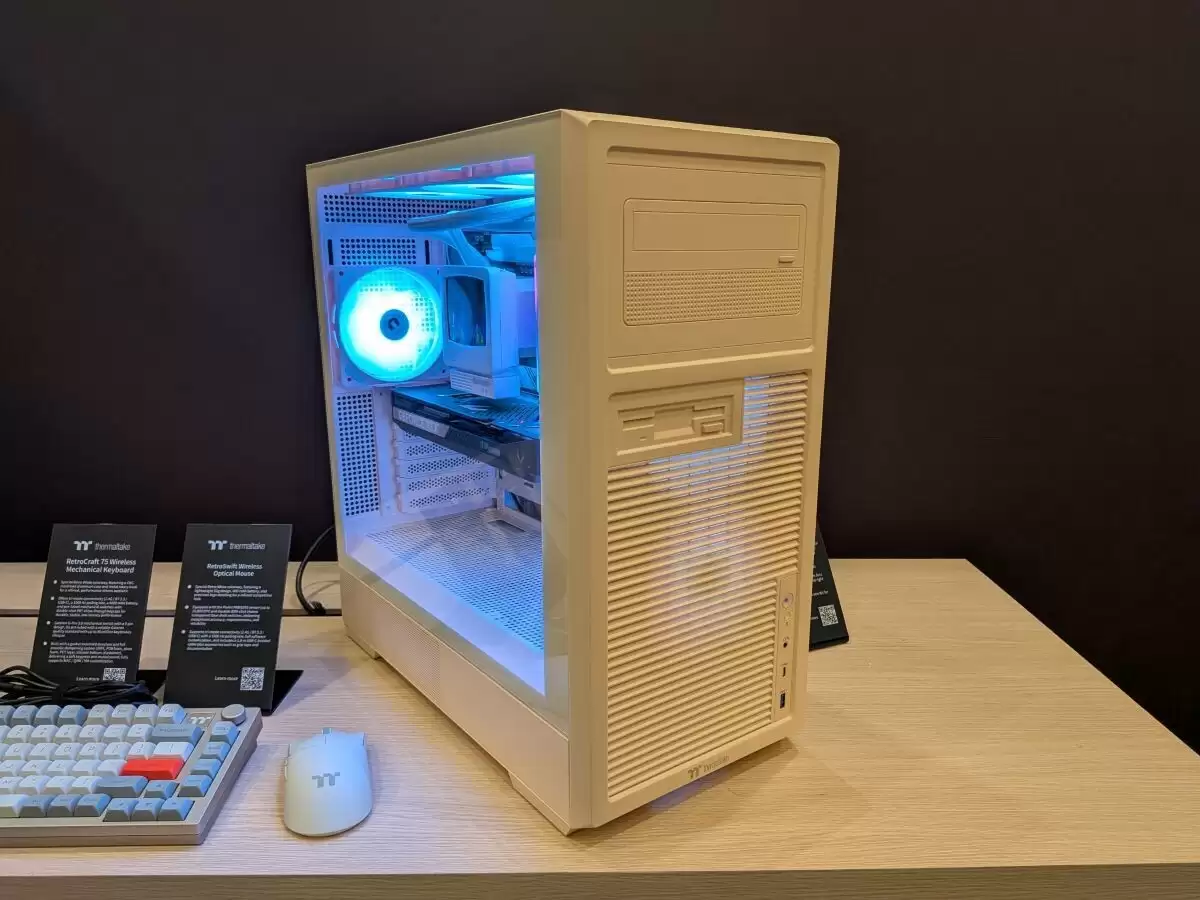 曜越 Retro 360 TG 复古机箱亮相 CES 2026,配“软驱”设计