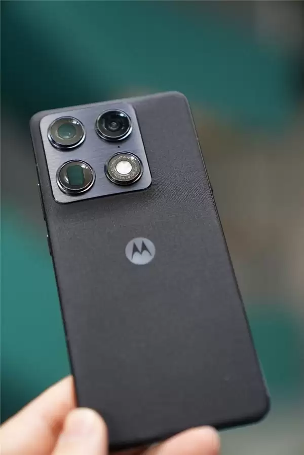 联想 moto X70 Air Pro 配置流出：大底旗舰主摄 + 潜望长焦 + 最强 AI 云台，即将发布