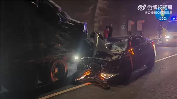 男子高速上边开车边看短剧 追尾半挂被拖行 A柱都没了