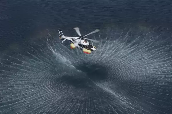 空客H160直升机遇故障坠入海中 机体漂浮系统救下机上8人