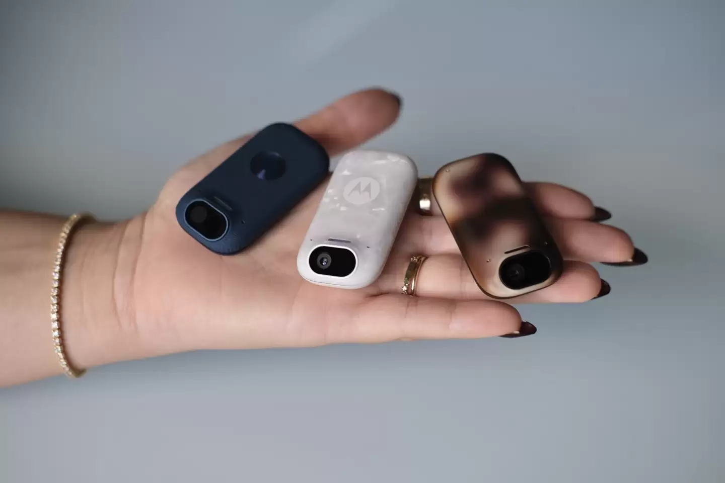 摩托罗拉首款“AI 感知伴侣”硬件曝光:像饰品、无屏幕,做你的“第二双眼”