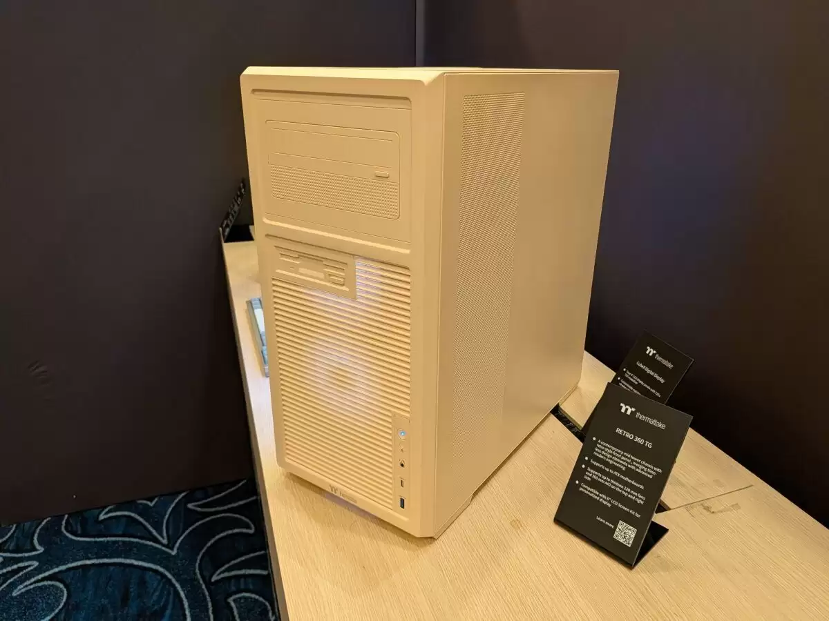 曜越 Retro 360 TG 复古机箱亮相 CES 2026,配“软驱”设计