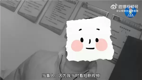 男子高速上边开车边看短剧 追尾半挂被拖行 A柱都没了