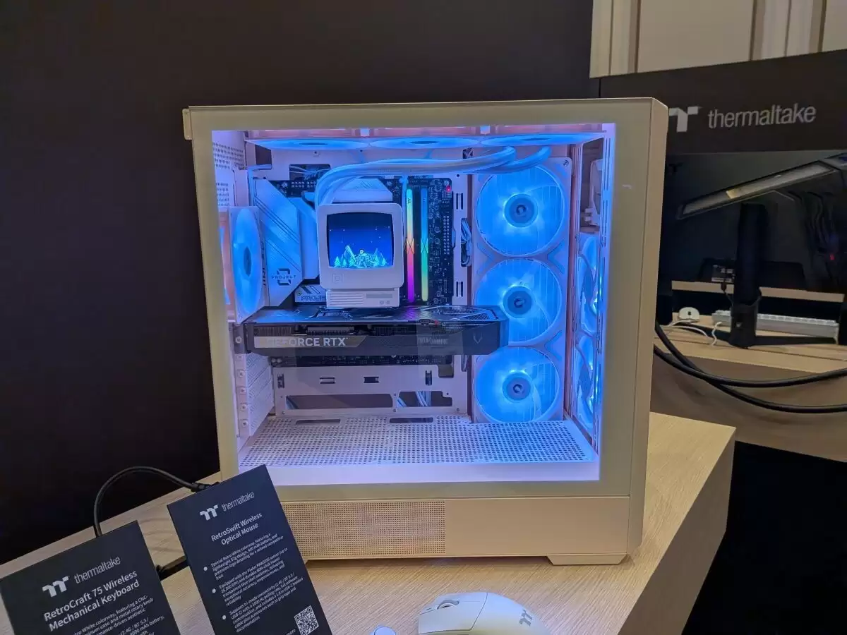 曜越 Retro 360 TG 复古机箱亮相 CES 2026,配“软驱”设计