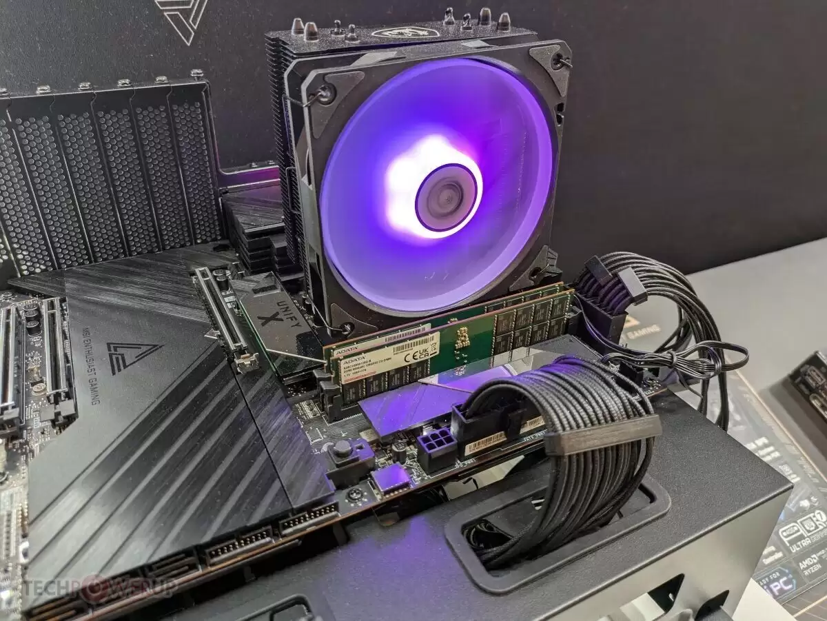 微星展示 256GB 双槽 CUDIMM 主板：支持单条 128GB，内存超频性能提升 63%