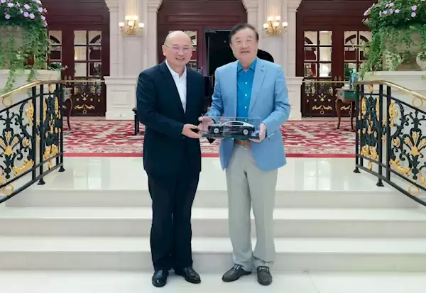 江汽集团董事长项兴初拜访任正非 送出尊界S800车模