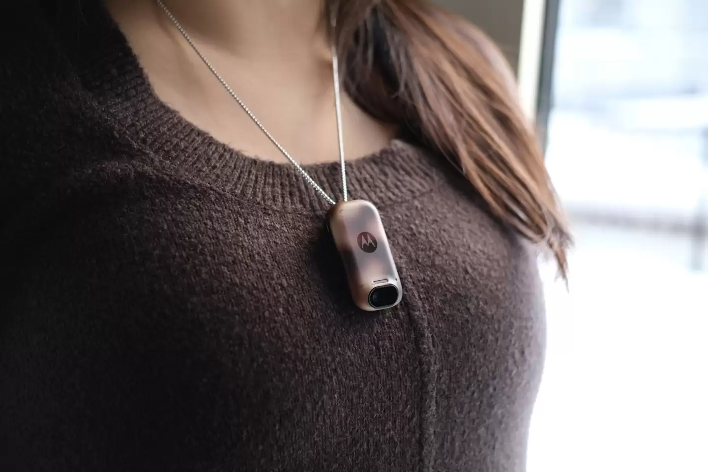 摩托罗拉首款“AI 感知伴侣”硬件曝光:像饰品、无屏幕,做你的“第二双眼”