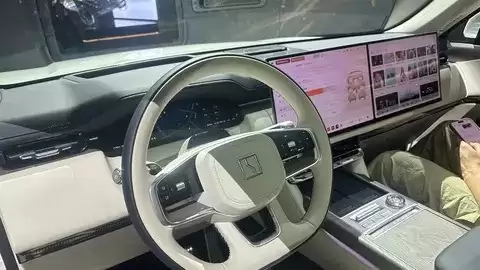 极氪8X路试谍照曝光 搭载超级电混/2026年亮相