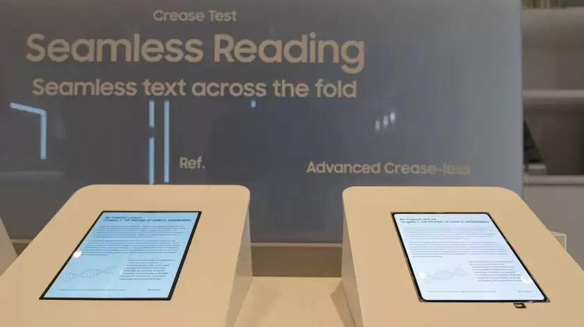 三星展示无折痕折叠屏屏幕 或用于Z Fold8和iPhone Fold