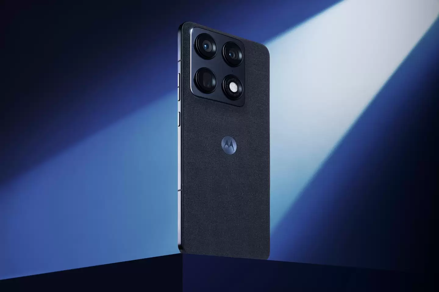 摩托罗拉 Signature 手机渲染图曝光：骁龙 8 Gen 5 芯片