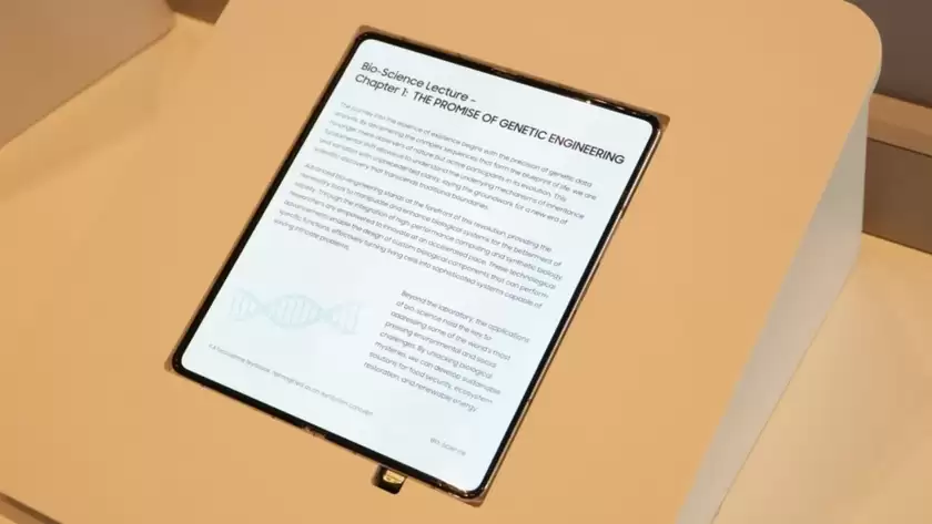 三星展示无折痕折叠屏屏幕 或用于Z Fold8和iPhone Fold