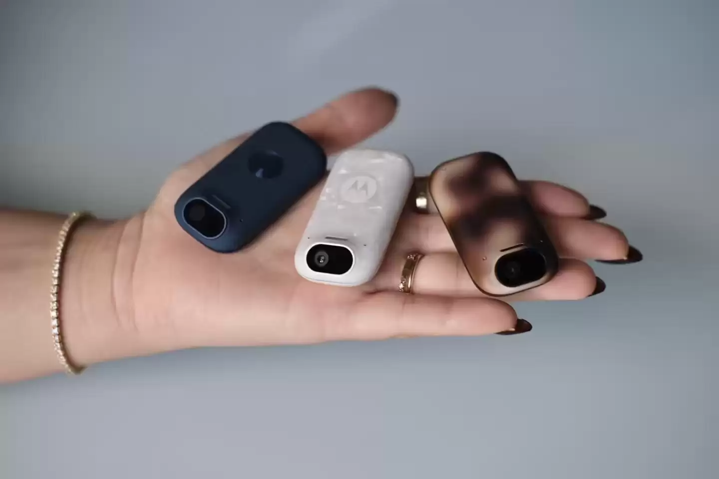 摩托罗拉首款“AI感知伴侣”硬件曝光:像饰品、无屏幕,做你的“第二双眼”