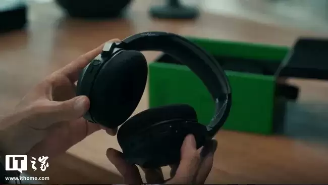 集成双4K摄像头与AI，雷蛇Project Motoko概念耳机亮相CES 2026