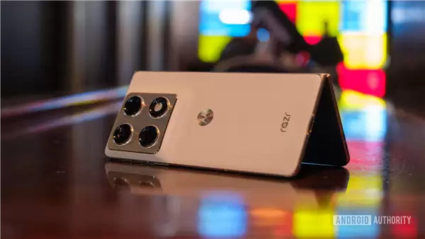 moto首款大折叠屏来了！moto+Razr+Fold亮相CES