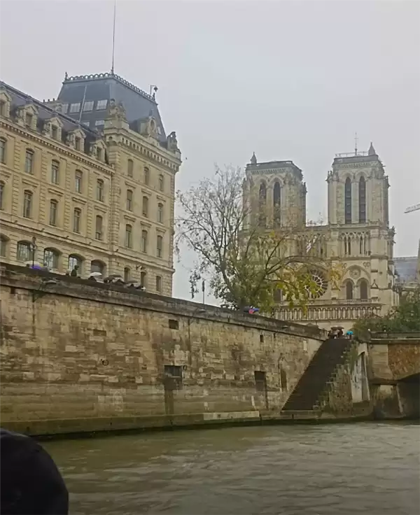 大爷拍的“素颜巴黎”火了！网友：法国旅游迎来最严厉的父亲