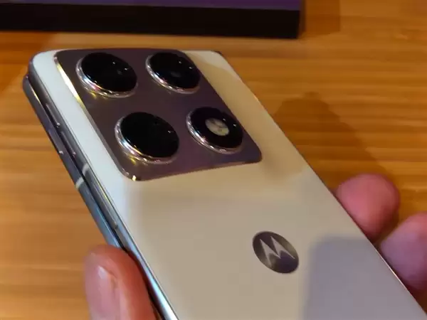 moto首款大折叠屏来了！moto+Razr+Fold亮相CES