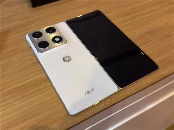 moto首款大折叠屏来了！moto+Razr+Fold亮相CES