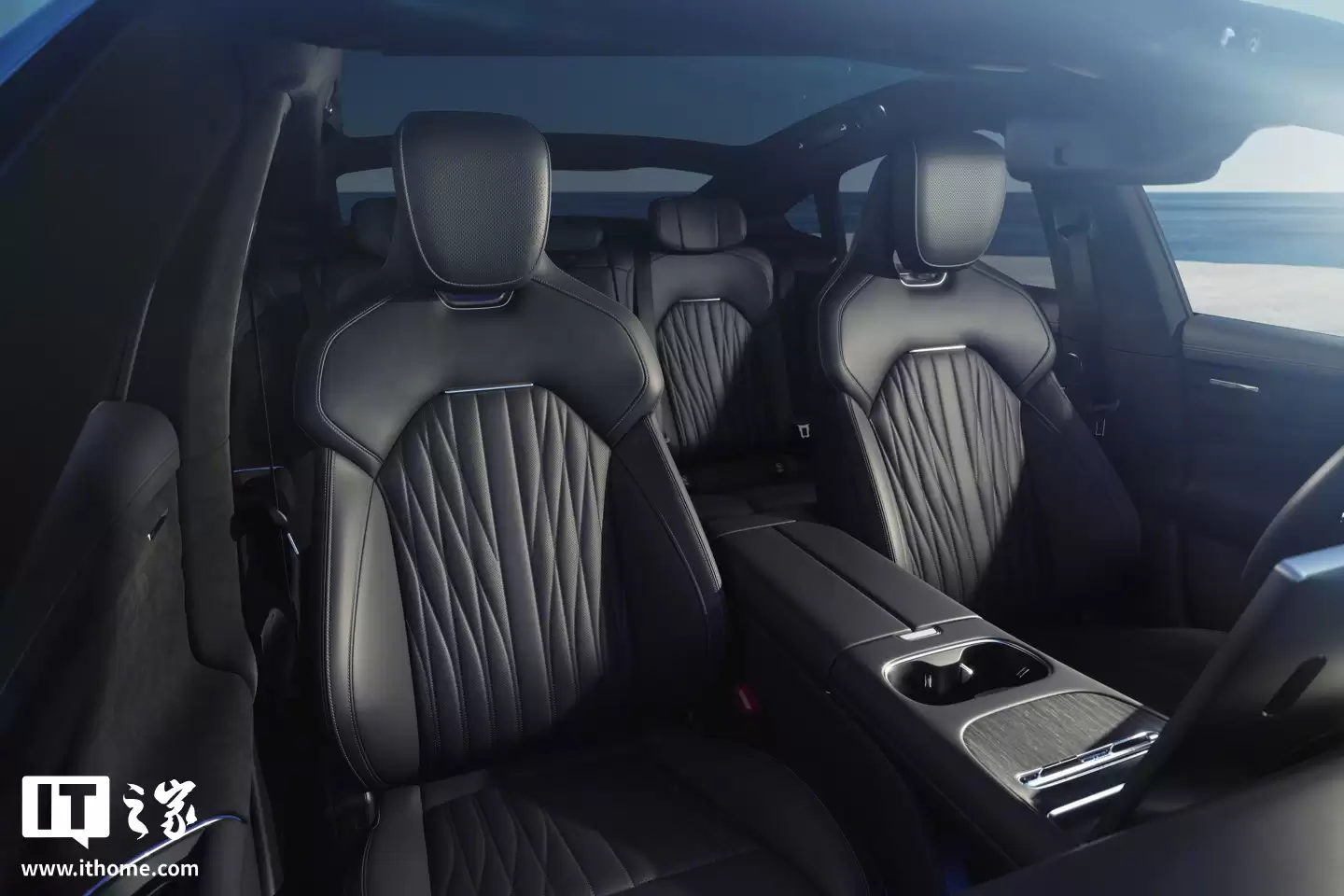 重新设计、质感提升，雷军放出新一代小米 SU7 更多内饰细节图